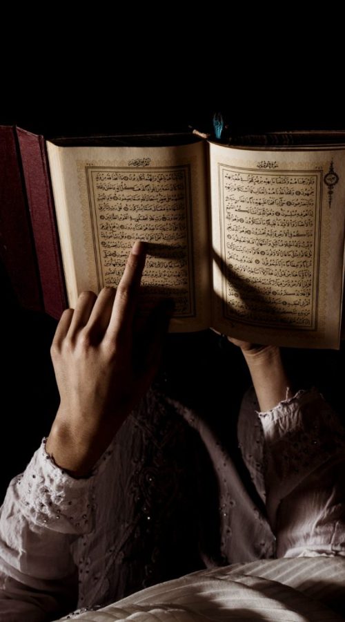 silhouette-woman-reading-quran-1024x1024
